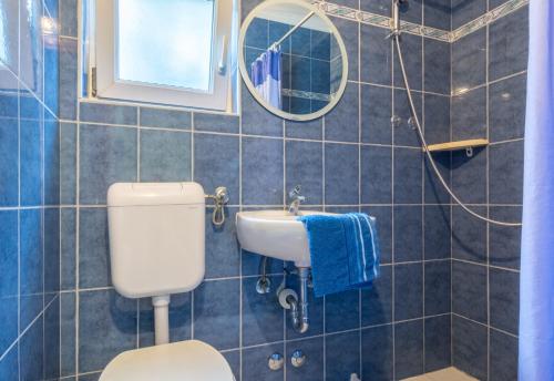 een badkamer met een toilet en een wastafel bij Plavi Apartman in Sukošan