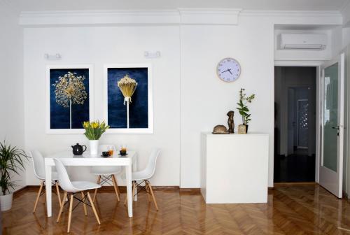 ein weißes Esszimmer mit einem weißen Tisch und Stühlen in der Unterkunft Premium Class Apartments II in Zagreb