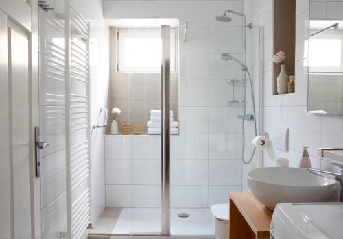 łazienka z prysznicem i umywalką w obiekcie Premium Class Apartments w Zagrzebiu