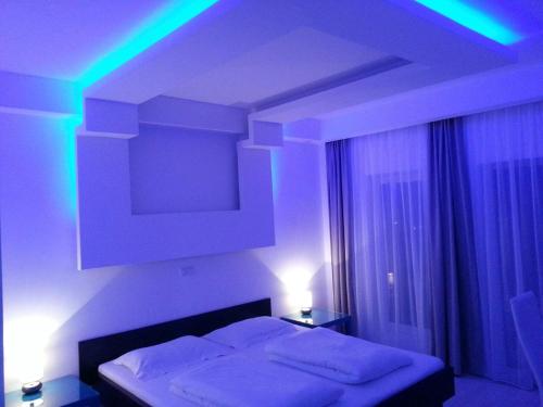 Una cama o camas en una habitación de Vila Privilege Felix