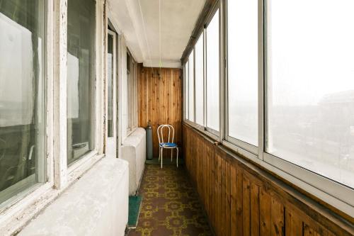 モスクワにあるMaxRealty24 Leningradskij prospekt 33Aの窓と椅子が備わる空の部屋
