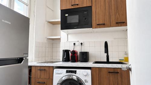 Le Marais 1 Bedroom Apartment with Balcony and Netflix