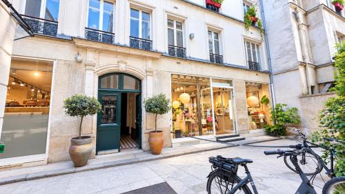 Le Marais 1 Bedroom Apartment with Balcony and Netflix