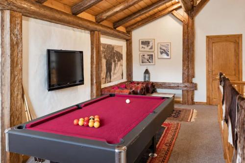 Celebrate in Style! Luxury Chalet - Ideal for Families and Groups - 17 plus - Hot Tub - Ski Bus - Parking