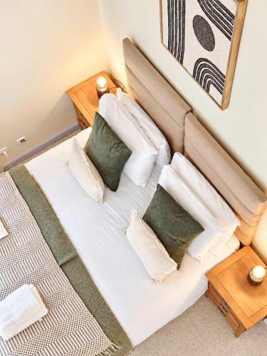 Celebrate in Style! Luxury Chalet - Ideal for Families and Groups - 17 plus - Hot Tub - Ski Bus - Parking