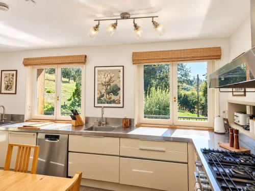 Celebrate in Style! Luxury Chalet - Ideal for Families and Groups - 17 plus - Hot Tub - Ski Bus - Parking