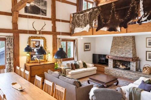 Celebrate in Style! Luxury Chalet - Ideal for Families and Groups - 17 plus - Hot Tub - Ski Bus - Parking