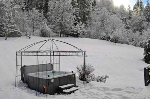 Celebrate in Style! Luxury Chalet - Ideal for Families and Groups - 17 plus - Hot Tub - Ski Bus - Parking