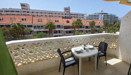Lovely apartment with sea view and free WIFI, center of Las Americas Playa Honda