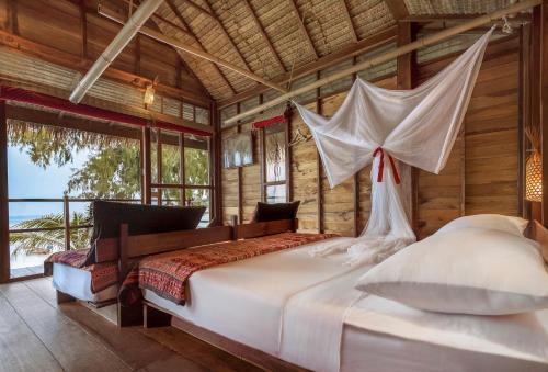 Llit o llits en una habitació de Castaway Resort Koh Lipe
