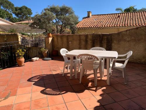 Rez-de-villa avec terrasses et jardin