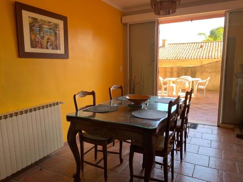 Rez-de-villa avec terrasses et jardin