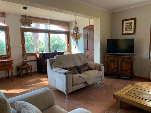 Rez-de-villa avec terrasses et jardin