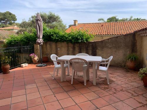 Rez-de-villa avec terrasses et jardin