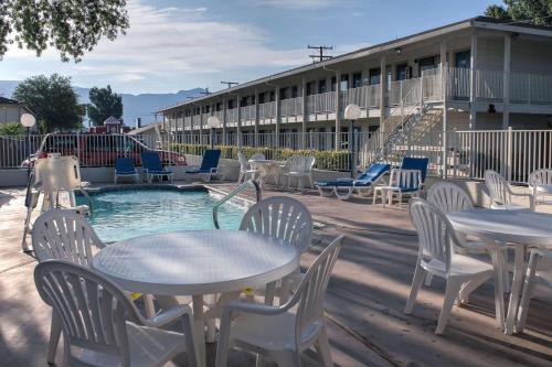 Bazén v ubytování Motel 6-Bishop, CA nebo v jeho okolí
