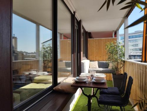 parisapartmenteiffel - large modern 55 sqm - view & terrace