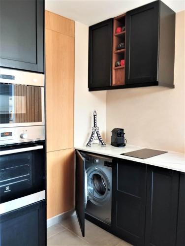 parisapartmenteiffel - large modern 55 sqm - view & terrace