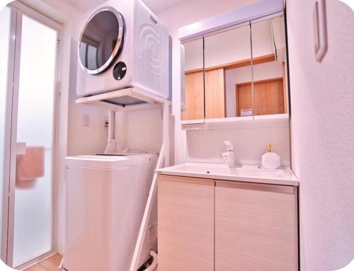 2-minute walk to the direct bus to Disney 4-minute taxi ride to Aoto Station Newly built, modern, private rental Large property for families