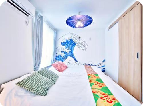2-minute walk to the direct bus to Disney 4-minute taxi ride to Aoto Station Newly built, modern, private rental Large property for families