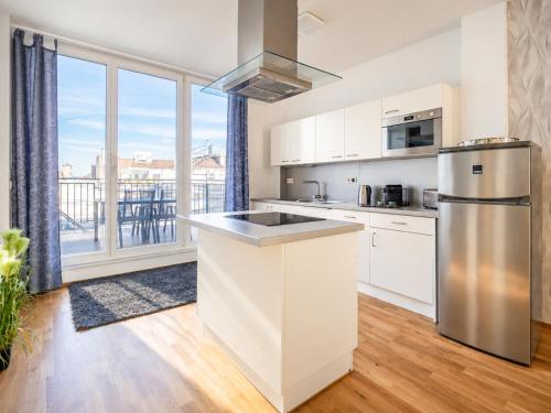 Two Bedroom Rooftop Apartment for 6 near City Center & Metro U2