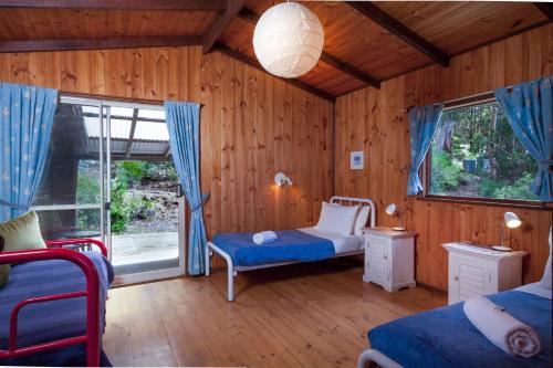 Katil atau katil-katil dalam bilik di Bombina Cottages