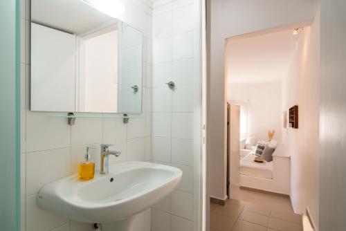 Elio Apartments 1min from the beach by Hospi Living
