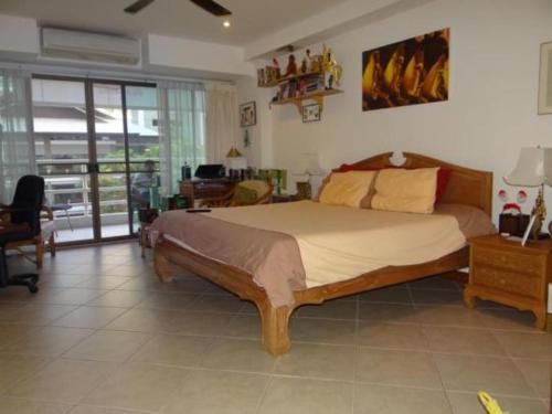 Säng eller sängar i ett rum på View Talay resort 5C 115 minimum stay 29 nights