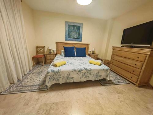 Apartment Sleeps 8 with Pool and Parking