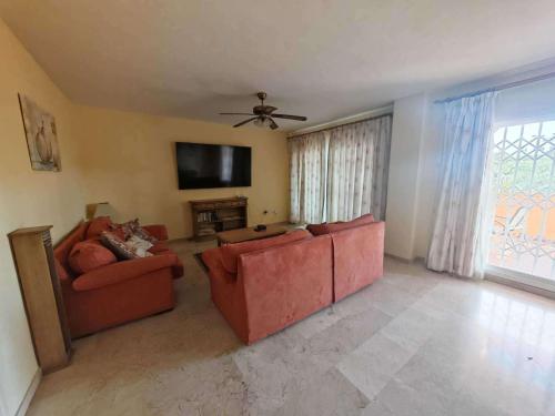 Apartment Sleeps 8 with Pool and Parking