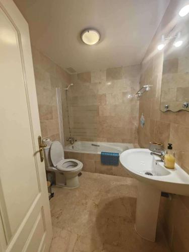 Apartment Sleeps 8 with Pool and Parking