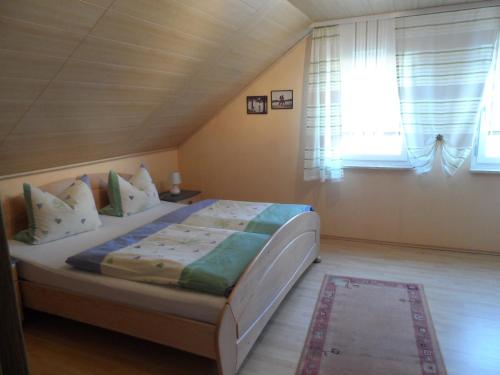Tempat tidur dalam kamar di Haus Roßner