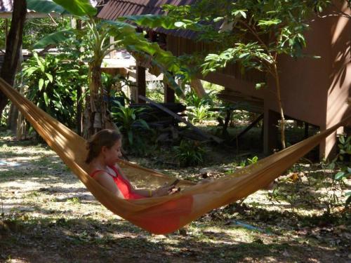 une petite fille est assise dans un hamac dans l'établissement Activities Resort, à Ko Yao Yai