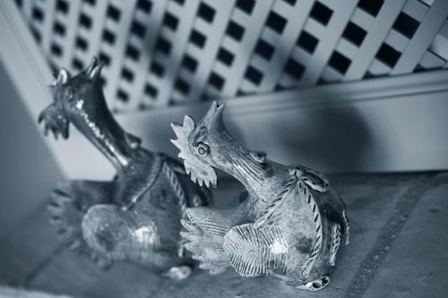 two metal figurines of birds sitting on a table at Aquae Sinis Albergo Diffuso in Càbras