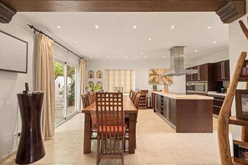 Mediterranean Villa on Aloha Golf with Pool RDR584