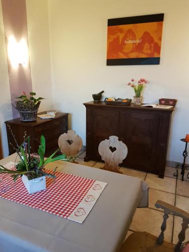 a living room with a table and two chairs at Das kleine Landhotel in Dorsten