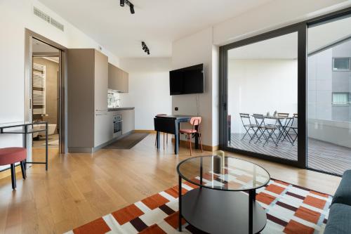 GuestHost - Traiano Comfy and Bright Studio