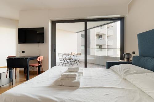 GuestHost - Traiano Comfy and Bright Studio