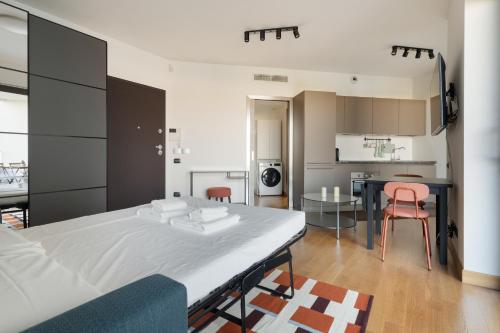 GuestHost - Traiano Comfy and Bright Studio