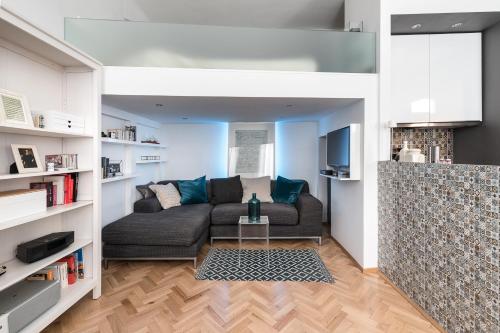 un soggiorno con divano e tavolo di Elegant Apartment a Budapest