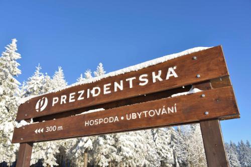 a wooden sign that reads presidential sikkim and hosporia lukota at Prezidentská in Bedřichov