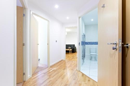 een badkamer met een toilet en een glazen deur bij Borehamwood - Luxury 2 bed 2 bath apartment in Borehamwood