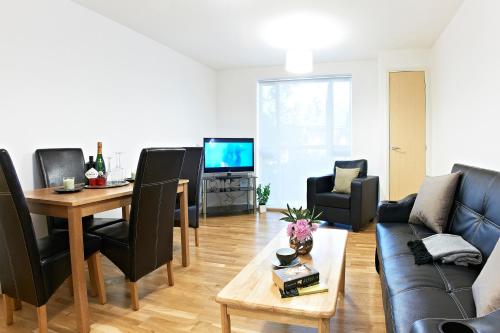 ボアハムウッドにあるBorehamwood - Luxury 2 bed 2 bath apartmentのリビングルーム(ソファ、テーブル付)