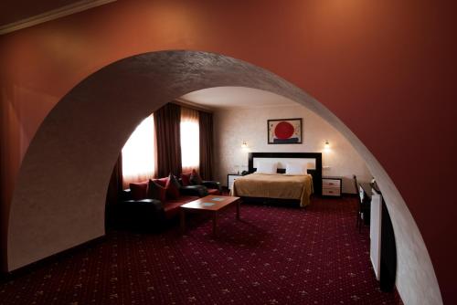 Postel nebo postele na pokoji v ubytování Erebuni Hotel Yerevan