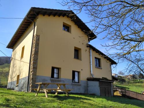 Apartamentos La Corona (España Llames de Parres) - Booking.com