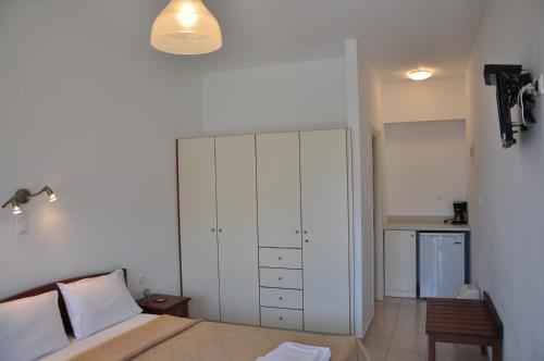 Ένα ή περισσότερα κρεβάτια σε δωμάτιο στο Kato Zakros Palace Apartments