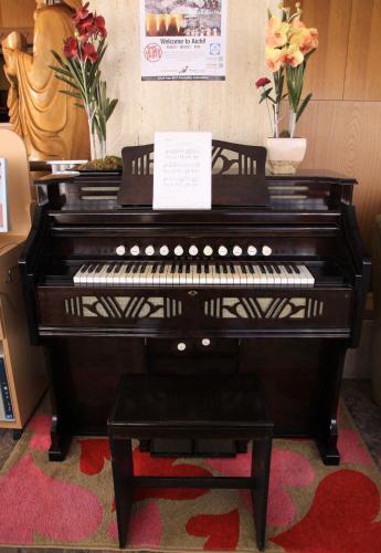 a piano is sitting on a rug with flowers at Toyokawa Grand Hotel in Toyokawa