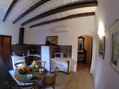 una cucina e una sala da pranzo con tavolo e sedie di Pantheon Old Suite a Roma