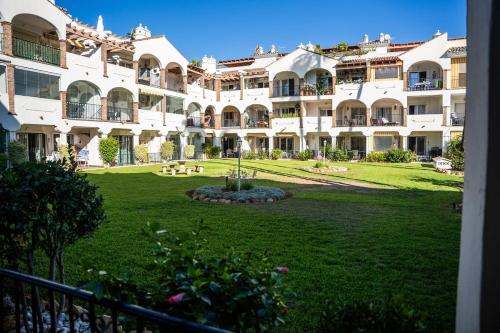 Bright apartment near swimming pool and golf course