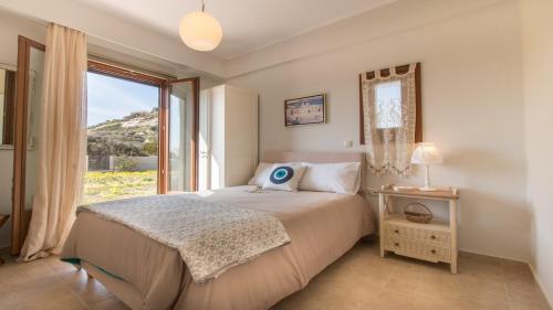 Gratsias Luxury Apartments Naxos tesisinde bir odada yatak veya yataklar