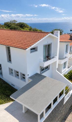 The Luzia House - sunny 4BR Villa with gardens, terraces, AC, on-site parking